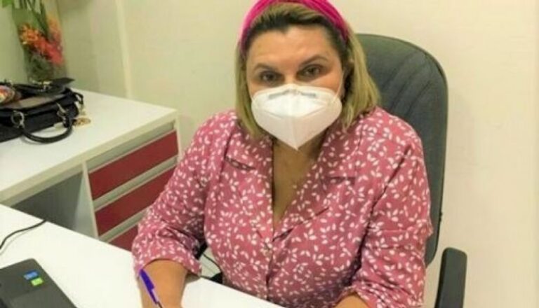 Prefeita ‘cerca’ Coremas para receber Bolsonaro