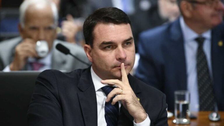 Flávio Bolsonaro é hostilizado ao tomar segunda dose de vacina da Covid