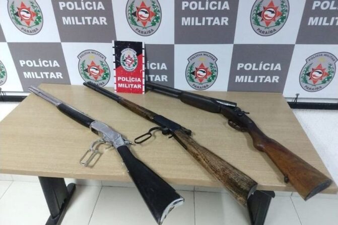 Homem abandona caixa com rifles e espingarda ao avistar guarnição da Polícia Militar