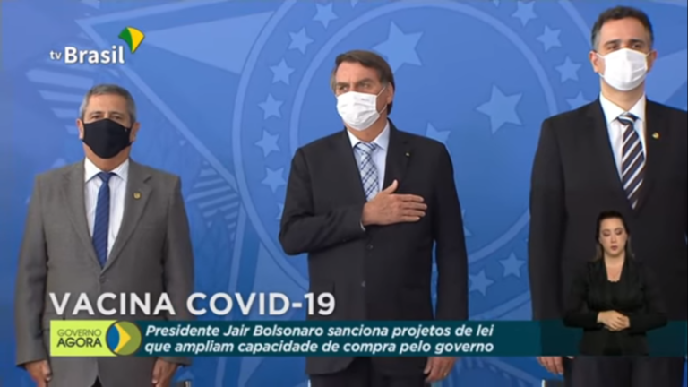 Agora usando máscara, Bolsonaro sanciona lei que facilita compra de vacinas contra Covid-19