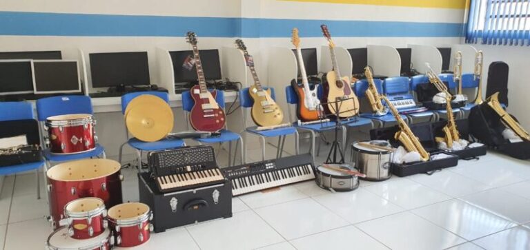 Prefeito Lídio Carneiro compra e entrega instrumentos musicais a estudantes de Igaracy
