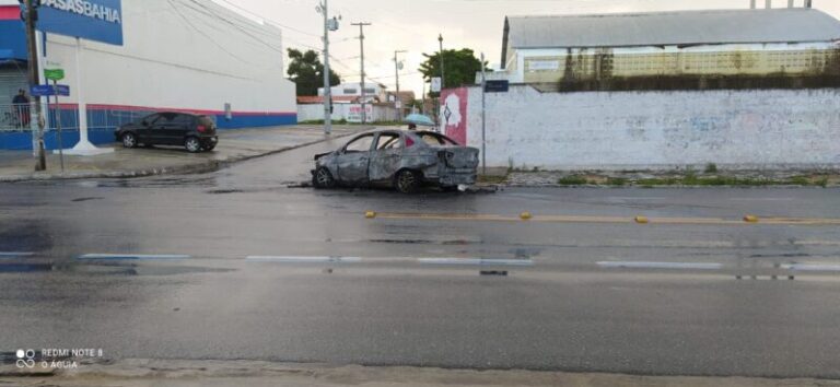 Veículo pega fogo no meio da rua, em João Pessoa; ficou totalmente destruído
