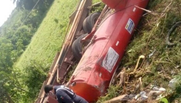 Capotamento de caminhão deixa motorista morto em Igaracy