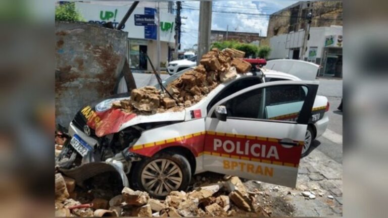 Viatura PM colide e derruba muro durante perseguição na cidade de Patos; veja vídeo