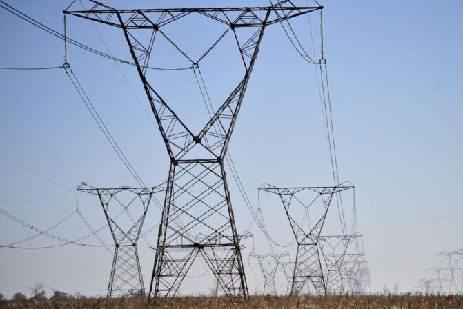 Tarifa de energia elétrica deve subir, em média, 5,6% em 2023, diz Aneel