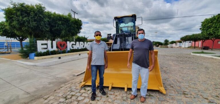 Lídio Carneiro recebe máquina pá carregadeira em Igaracy
