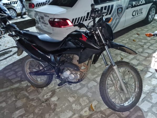 Suspeitos de assalto são apreendidos em flagrante com armas e veículo usados na ação