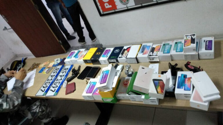 Polícia prende acusados de assaltar loja e recupera todos os celulares roubados