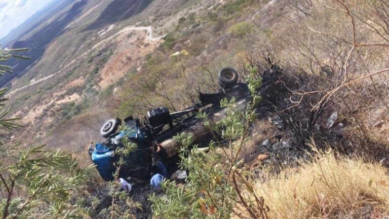 Caminhão-tanque tomba na Serra de Teixeira e cai em ribanceira; ninguém ficou ferido