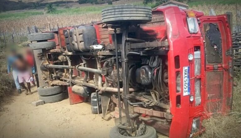 Caminhão carregado de batata tomba em rodovia no Vale do Piancó