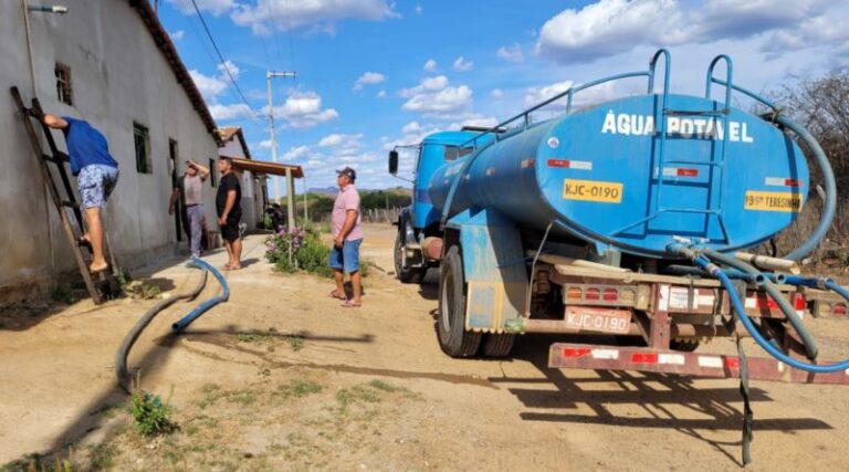 Prefeitura de Catingueira disponibiliza carro-pipa para abastecer população