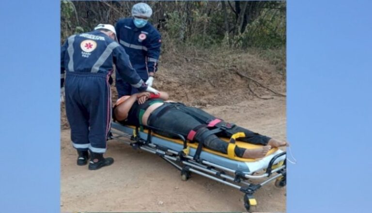 Mulher fica ferida durante acidente envolvendo moto, em Conceição