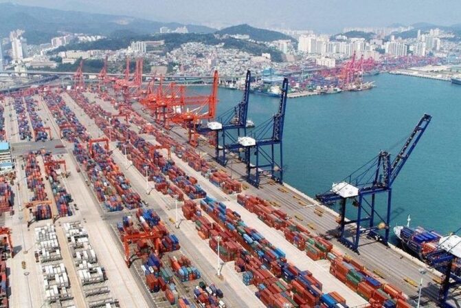 Surto de covid-19 fecha porto chinês e impede abastecimento global