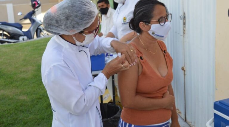 Aproximadamente 80% da população de Catingueira  foi imunizada com a primeira dose da vacina contra a covid-19