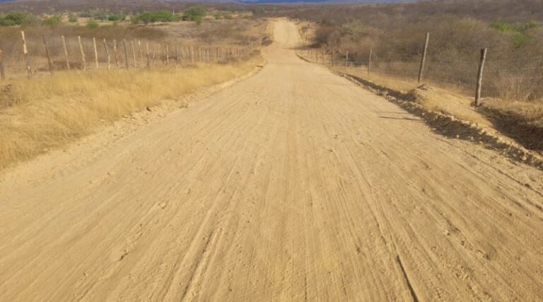 Prefeitura de Catingueira continua recuperando estradas na zona rural