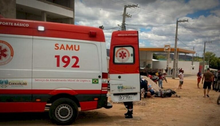 Três pessoas ficam feridas após acidente entre carro e moto em Conceição