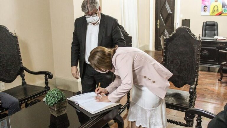 Eva Gouveia toma posse para cargo no Governo do Estado em ato no Palácio da Redenção