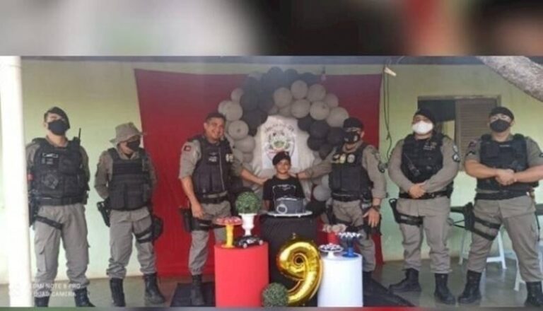 Fã da PM ganha surpresa de policiais durante festa de aniversário em Itaporanga