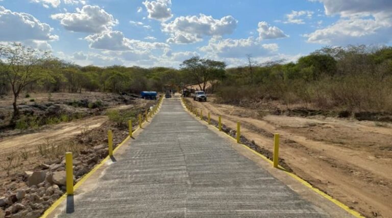 Prefeitura de Catingueira recupera mais uma passagem molhada