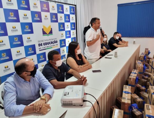 Professores de Catingueira ganham notebooks da prefeitura