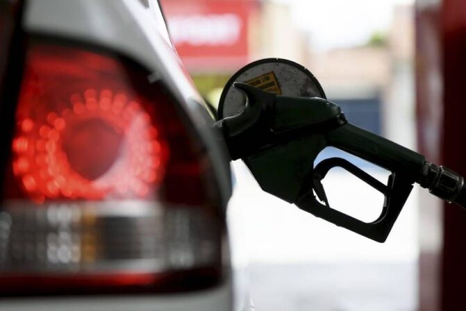 Retorno dos impostos deve elevar preço da gasolina em R$ 0,69 por litro, aponta levantamento