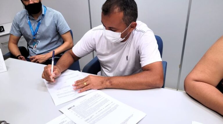 Prefeito de Catingueira assina convênios para calçamento de ruas no valor de mais de R$ 700 mil