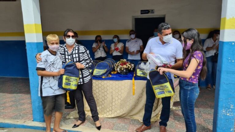 Prefeitura de Igaracy entrega kits escolares e faz acolhimento da família na escola