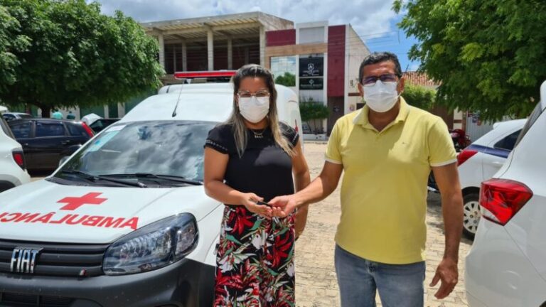 Lídio Carneiro entrega ambulância 0KM à população de Igaracy