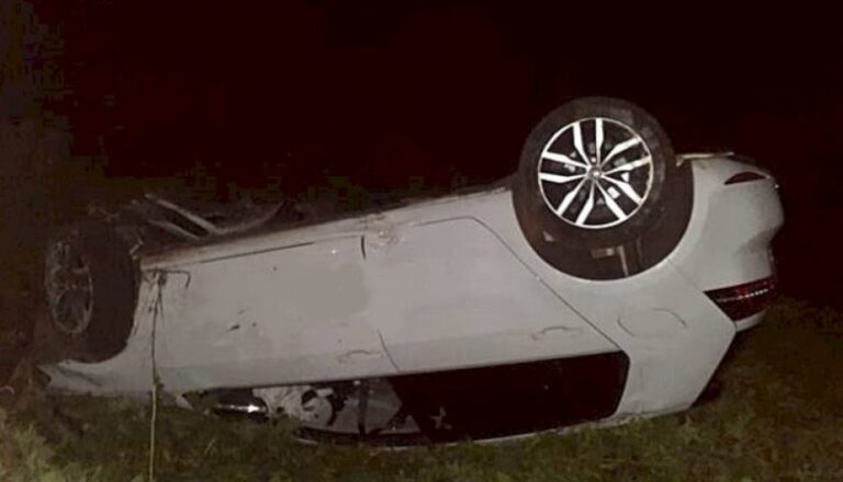 Homem fica ferido após capotar carro em rodovia de Itaporanga