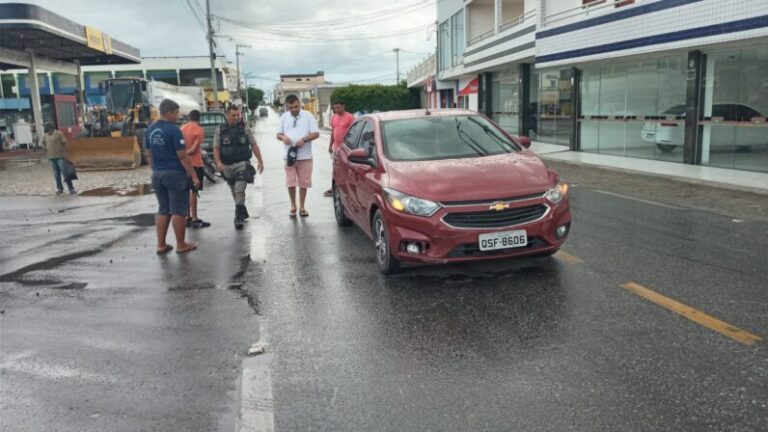 Acidente entre carro e moto no centro de Piancó deixa um homem ferido