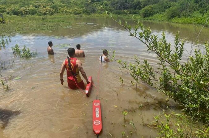 Bombeiros procuram por jovem que desapareceu às margens de açude