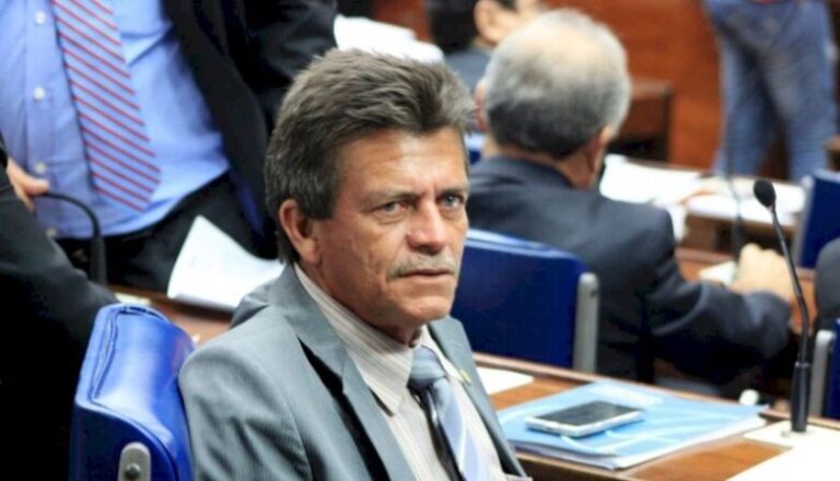 Bandidos roubam três carros após invadir casa do ex-deputado Zé Paulo e fazer família refém