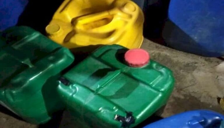 Temendo poluição moradores de Curral Velho estocam água