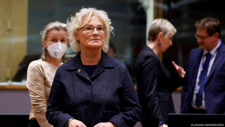 Ministra alemã da Defesa: armas para Ucrânia “no limite”