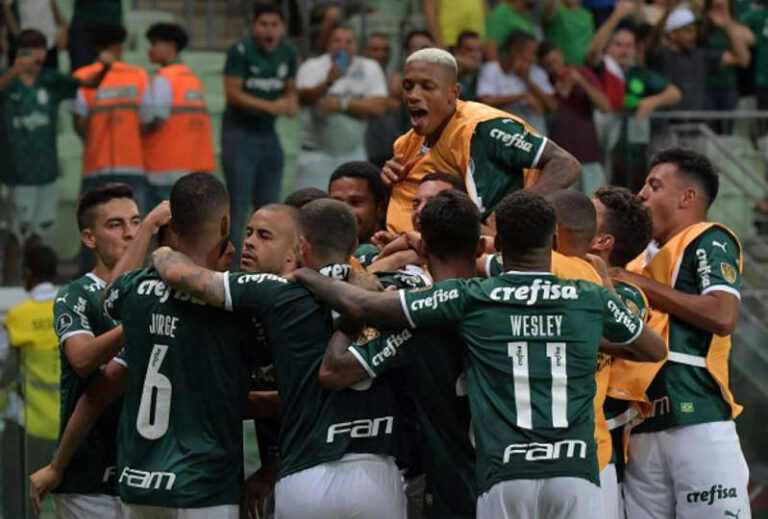 Após goleada histórica na Libertadores, Neto exalta atuação do Palmeiras