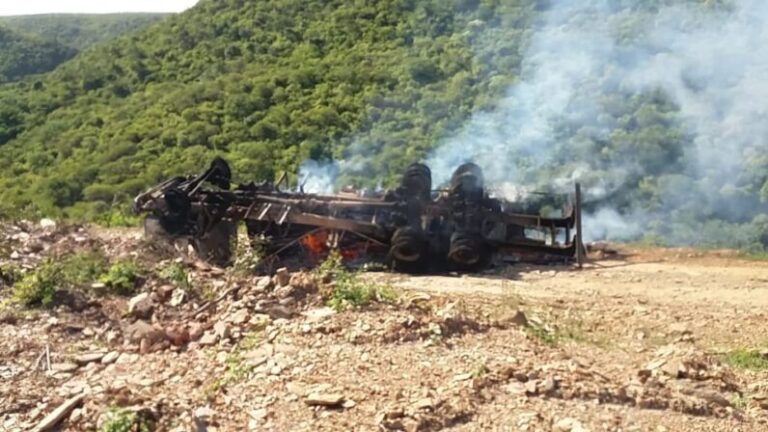 Caminhão carregado com madeira tomba e pega fogo em Tavares. VEJA VÍDEO!