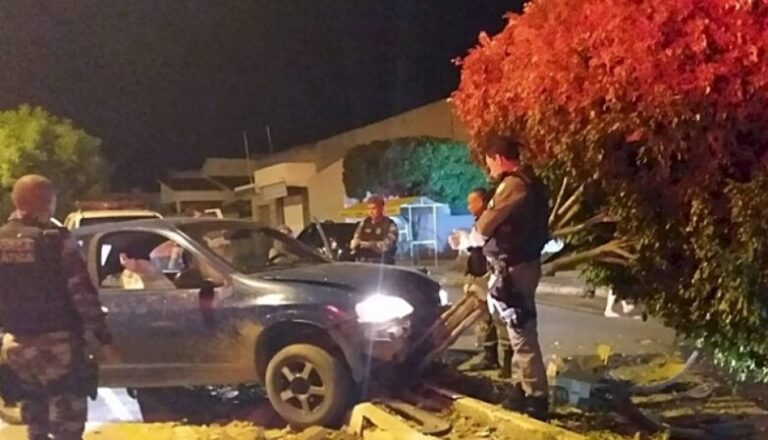 Colisão entre carro e árvore deixa um homem e dois adolescentes feridos no Vale do Piancó