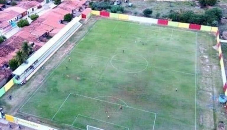 Choque cabeça com cabeça deixa jogador desacordado durante partida de futebol em Conceição