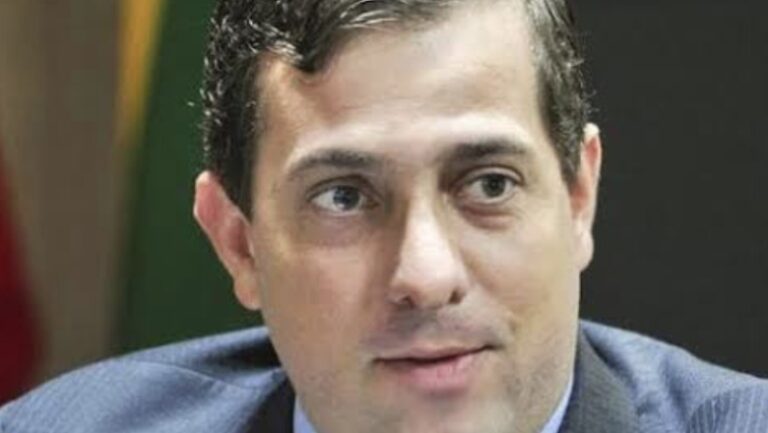 Gervásio Maia alerta que desconhecidos estão usando seu nome para aplicar golpes