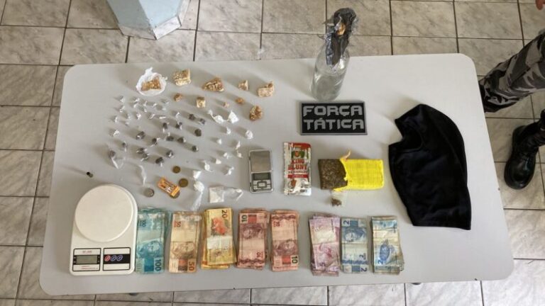 Policiais militares da Força Tática de Piancó prendem suspeito de tráfico e apreendem drogas, moto e dinheiro, em Coremas