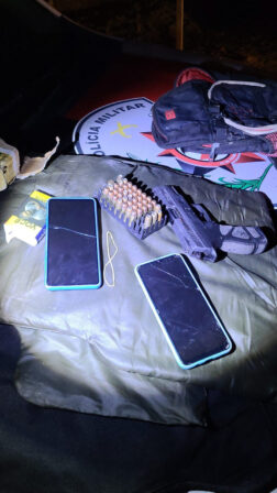 Polícia troca tiros e apreende arma e drogas com suspeitos de tráfico