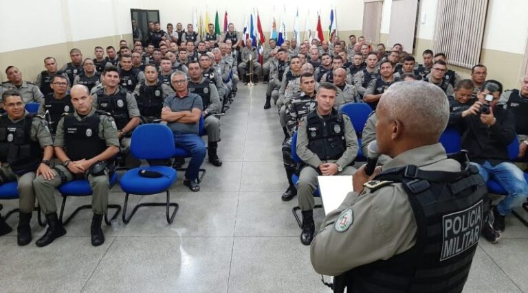 Com honras militares, comandante-geral da PM é recebido por policiais do 13º BPM em Itaporanga