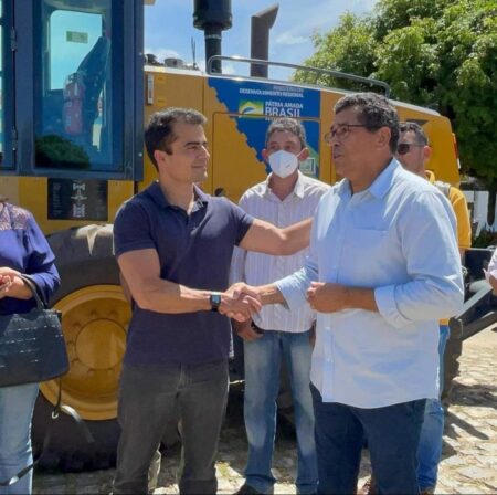 Lídio Carneiro recebe e entrega oficialmente máquina Moto Niveladora a população de Igaracy