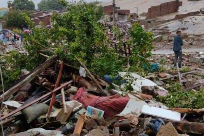 Reservatório de água estoura, destrói casas e deixa pelo menos seis feridos em cidade da PB