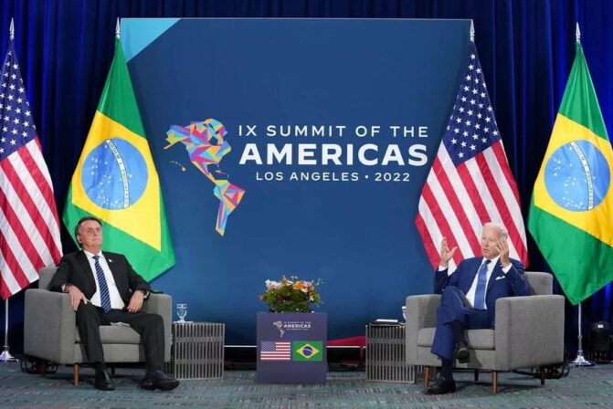 Bolsonaro diz a Biden antes de reunião que ‘por vezes’ vê ameaça à soberania sobre Amazônia