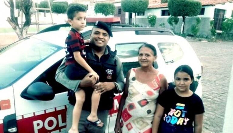 Policiais salvam vida de criança de 6 anos que havia engolido uma pelota, em Santana de Mangueira