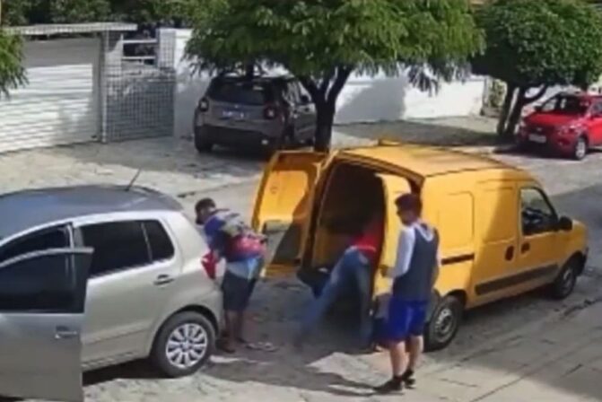 VÍDEO: carro dos Correios é assaltado em João Pessoa e ladrões levam encomendas