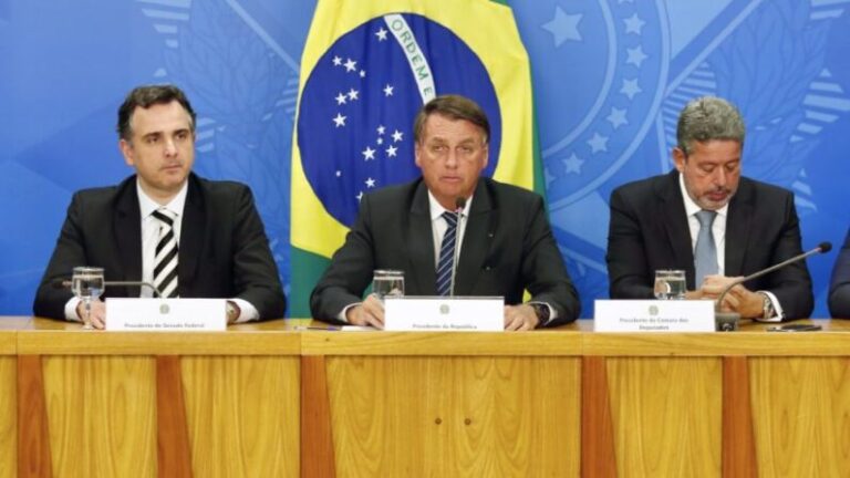Bolsonaro improvisa modelo para conter alta do combustível transferindo para Estados medidas ferindo Pacto Federativo