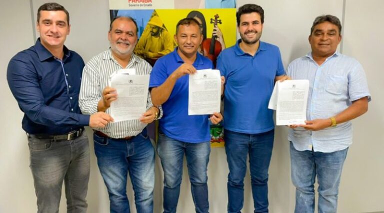 Prefeito de Catingueira assina convênio no valor de R$ 142 mil para aquisição de um veículo