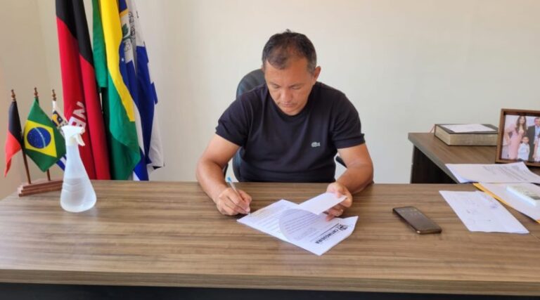 Prefeito de Catingueira sanciona Lei que dispõe sobre reajuste salarial dos ACS e ACE